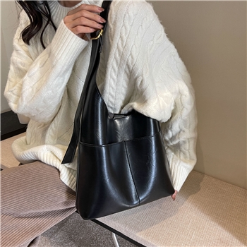 今年流行水桶包包女2023新款秋冬季女士大容量复古百搭单肩斜挎包